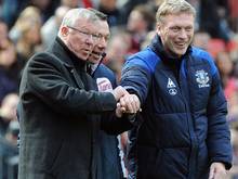 David Moyes (r) bedankte sich bei Sir Alex Ferguson (l) für das Vertrauen. Foto: Peter Powell