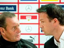 VfB-Coach Huub Stevens (l) und Sportvorstand Fredi Bobic müssen weiter im Abstiegskampf zittern