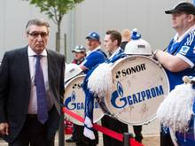 Der frühere Schalke-Manager Rudi Assauer auf dem Weg zu der Gala zu seinem 70. Geburtstag. Foto: Bernd Thissen