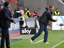 Das Team von Markus Weinzierl (r) hat immer noch Chancen auf einen Europa-League-Platz
