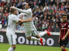 Die Leverkusener Eeren Derdiyok (l.) und Gonzalo Castro feiern den 2:0-Sieg gegen Eintracht Frankfurt