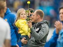 Braunschweigs Trainer Torsten Lieberknecht bekam von einem kleinen Mädchen eine gelb-blaue Rose geschenkt. Foto: Uwe Anspach