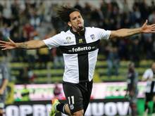 Parmas Stürmer Amauri feiert seinen Treffer