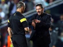 Atlético Madrids Coach Diego Simeone diskutierte heftig mit Schiedsrichter Björn Kuipers. Foto: Jose Coelho