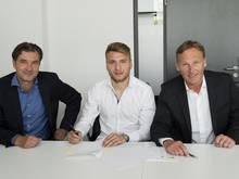 Ciro Immobile (M) bei der Vertragsunterzeichnung in Dortmund. Foto: Alexandre Simoes/BVB