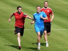 Manuel Neuer und Bastian Schweinsteiger bereiten sich mit DFB-Fitnesscoach Shad Forsythe in München auf die WM vor. Foto: Andreas Gebert