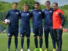 Trainer Zorniger und die Neuzugänge Thomas Dähne, Rani Khedira, Stefan Hierländer sowie Kapitän Daniel Frahn (r-l). 