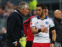 Der Kontakt zwischen HSV-Coach Mirko Slomka und Hakan Calhanoglu ist angerissen. Foto: Christian Charisius
