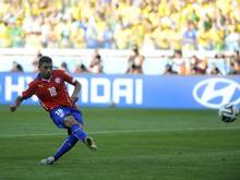 Gonzalo Jara schießt bei der WM in Brasilien einen Elfmeter. Foto: Gerry Penny