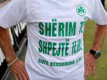 Die Fürther tragen beim Einlaufen ein T-Shirt mit der albanischen Aufschrift "Gute Besserung Ilir"