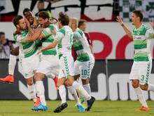 Die Spieler der SpVgg Greuther Fürth feiern den 5:1-Sieg über den FC Nürnberg überschwänglich