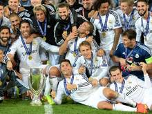 Die Spieler von Real Madrid posieren nach dem Sieg mit Pokal