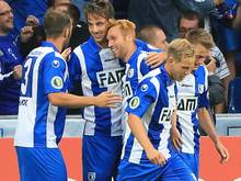 Magdeburgs Christian Beck (2.v.l) bejubelt seinen Treffer zur 1:0-Führung mit Christopher Handke (l-r), Nico Hammann, Rene Lange und Matthias Steinborn