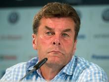 Trainer Dieter Hecking will sich mit dem VfL Wolfsburg beim FC Bayern nicht verstecken. Foto: Julian Stratenschulte