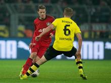 Dortmunds Sven Bender (r.) und Leverkusens Lars Bender wollen endlich wieder auf den Platz