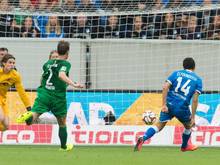 Der Hoffenheimer Tarik Elyounoussi (r) schiebt ein zum 2:0 gegen den FC Augsburg. Foto: Uwe Anspach