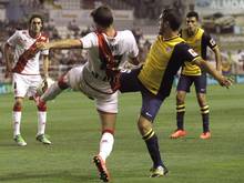 Atlético Madrids Koke (r) im Duell mit Quini Marin von Rayo Vallecano