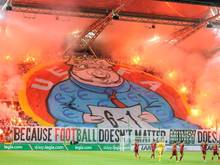 "Schwein des Anstoßes": Wegen dieses riesigen Banners wurde Legia von der UEFA bestraft