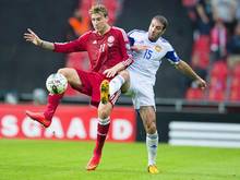 Dänemarks Nicklas Bendtner (l.) im Duell mit dem Armenier Hrayr Mkoyan