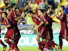 Die Spanier feiern den Sieg gegen Mazedonien