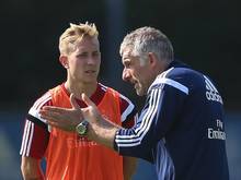 HSV-Coach Mirko Slomka erklärt Neuzugang Lewis Holtby (l), wie er sich den Hamburger Fußball vorstellt