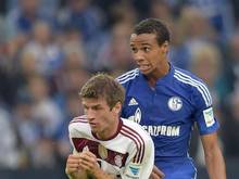 Joel Matip (r.), hier im Zweikampf mit Bayerns Thomas Müller, fehlt den Schalkern in Gladbach