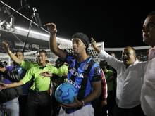 Ronaldinho (m.) wird bei den Fans im Stadion vorgestellt