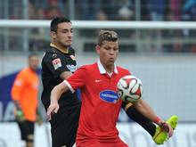 Heidenheims Florian Niederlechner (r.) behauptet gegen Unions Roberto Puncec den Ball