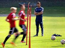 Josef Zinnbauer (r) leitete sein erstes Profitraining beim HSV. Foto: Axel Heimken