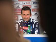 HSV-Trainer Josef Zinnbauer bei der Pressekonferenz in Hamburg