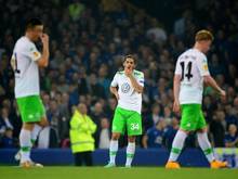 Die Wolfsburger Spieler waren nach der Niederlage beim FC Everton bedient. Foto: Peter Steffen