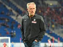 Freiburgs Trainer Christian Streich ärgerte sich maßlos darüber, dass seine Mannschaft die Partie in Unterzahl zu Ende spielen musste. Foto: Uwe Anspach