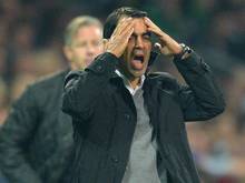 Werder-Trainer Robin Dutt wartet mit seinen Bremern noch auf den ersten Saisonsieg
