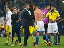 Schalkes Trainer Jens Keller nimmt seine Mannschaft nach dem flauen Auftritt in Schutz. Foto: Bernd Thissen