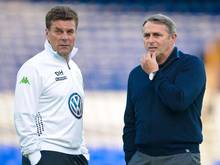 Wolfsburg braucht gegen Lille unbedingt einen Dreier. Trainer Dieter Hecking (l) und Manager Klaus Allofs zeigen sich nachdenklich. Foto: Peter Steffen