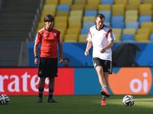 Nach BVB-Trainer Klopp hat Bundestrainer Joachim Löw (l) Kevin Großkreutz wegen der hohen Belastung nicht aufgestellt. Foto: Andreas Gebert