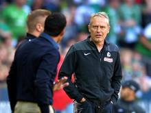 Werders Trainer Robin Dutt (l) und Freiburgs Coach Christian Streich beim heftigen Wortwechsel