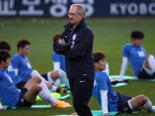 Uli Stielike beim Training mit der südkoreanischen Nationalmannschaft