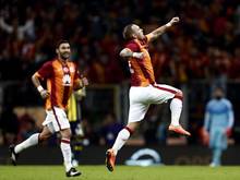 Wesley Sneijder (r.) gewann mit Galatasaray Istanbul das Derby gegen den Erzrivalen Fenerbahce Istanbul