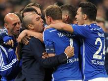 Schalke-Trainer Roberto Di Matteo jubelt mit seinen Spielern. Foto: Caroline Seidel