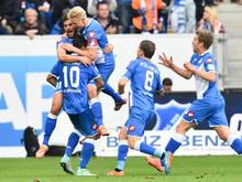 Hoffenheims Kevin Volland (l) erzielte den Siegtreffer gegen Paderborn. Foto: Uwe Anspach
