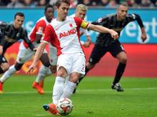 Der Augsburger Paul Verhaegh traf erneut per Elfmeter. Foto: Stefan Puchner