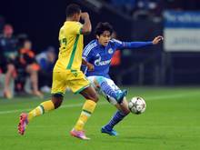 Der Schalker Atsuto Uchida (r.) verlängerte seinen Vertrag