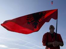 Albanischer Protest vor dem UEFA-Hauptsitz in Nyon