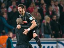 Freiburgs Trainer Christian Streich (l) freut sich mit Stefan Mitrovic