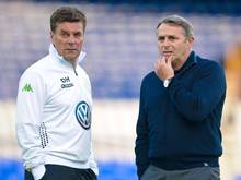 Wolfsburgs Trainer Dieter Hecking (l) und VfL-Manager Klaus Allofs. Foto: Peter Steffen