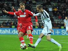 Aalens Dominick Drexler (r) und Björn Schlicke vom FSV Frankfurt kämpfen um den Ball