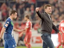 VfL-Trainer Dieter Hecking (r) will weitere Siege einfahren. Foto: Bernd Weißbrod