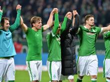 Die Spieler von Werder Bremen feiern mit den Fans den Sieg über den VfB Stuttgart