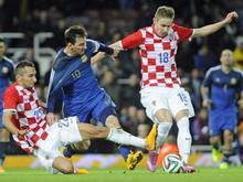 Lionel Messi (M.) wird von zwei Kroaten attackiert